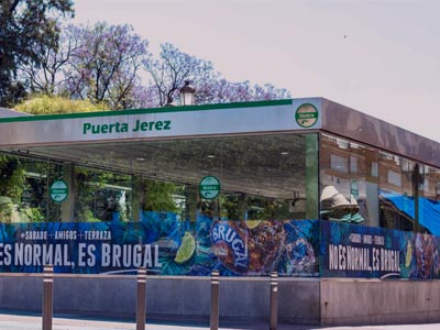 Vallas publicitarias con la torre Sevilla al fondo